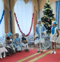 Новогодний утренник в разновозрастной группе "Непоседы" Новогодний утренник в разновозрастной группе "Непоседы".